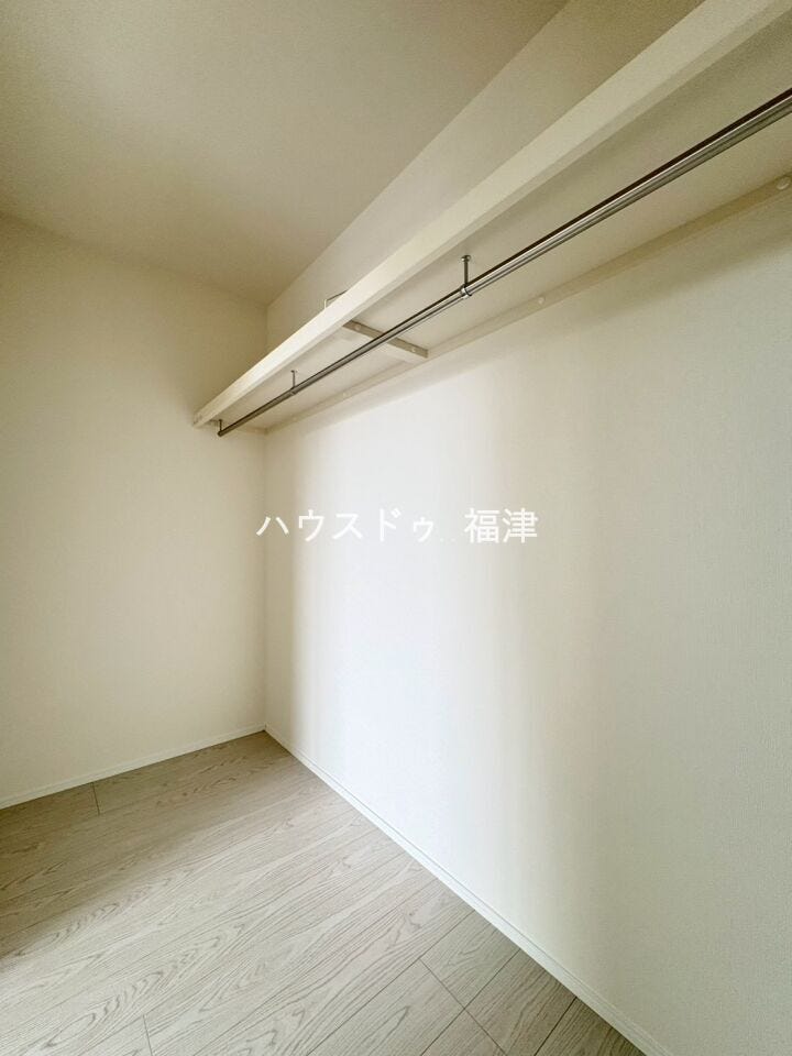 ウォークインクローゼットを完備。
お子様のアルバムや、趣味の道具・季節物の家電製品など、
お荷物が多い方でも安心のスペースです♪
《宗像市原町 新築戸建》