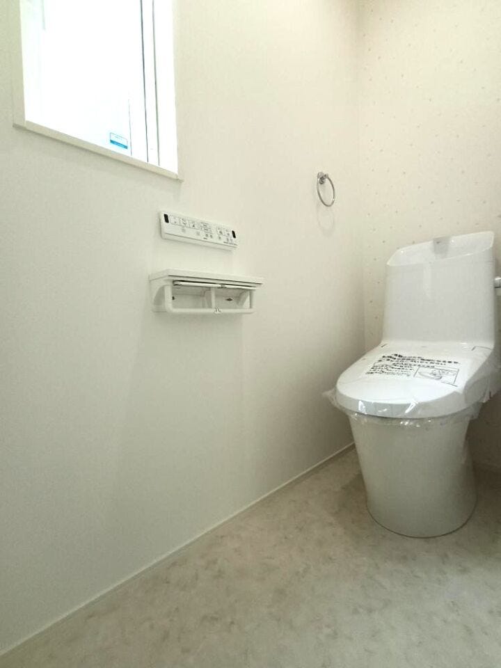 トイレは白を基調にすることで圧迫感を軽減。生活感を感じさせないシンプルなデザインで、快適に使える空間です。