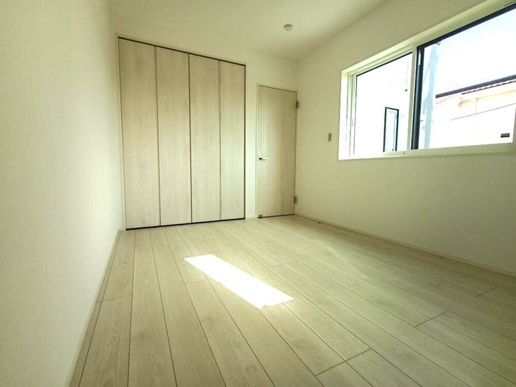 6帖洋室は、大きな窓から光が差し込む明るい部屋で、子ども部屋や書斎にもぴったり。