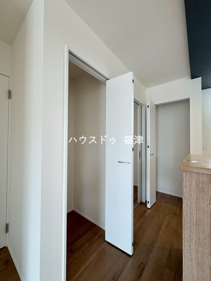 便利なリビング収納、パントリー付き!
調理家電やお皿など、乱雑になりがちなキッチンを
すっきりまとめてくれます♪
《宗像市原町 新築戸建》
