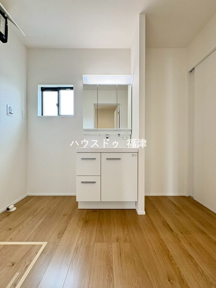 廊下とLDKの両方から出入りできる2Way仕様の洗面室。
家事動線も魅力です。
《宗像市原町 新築戸建》