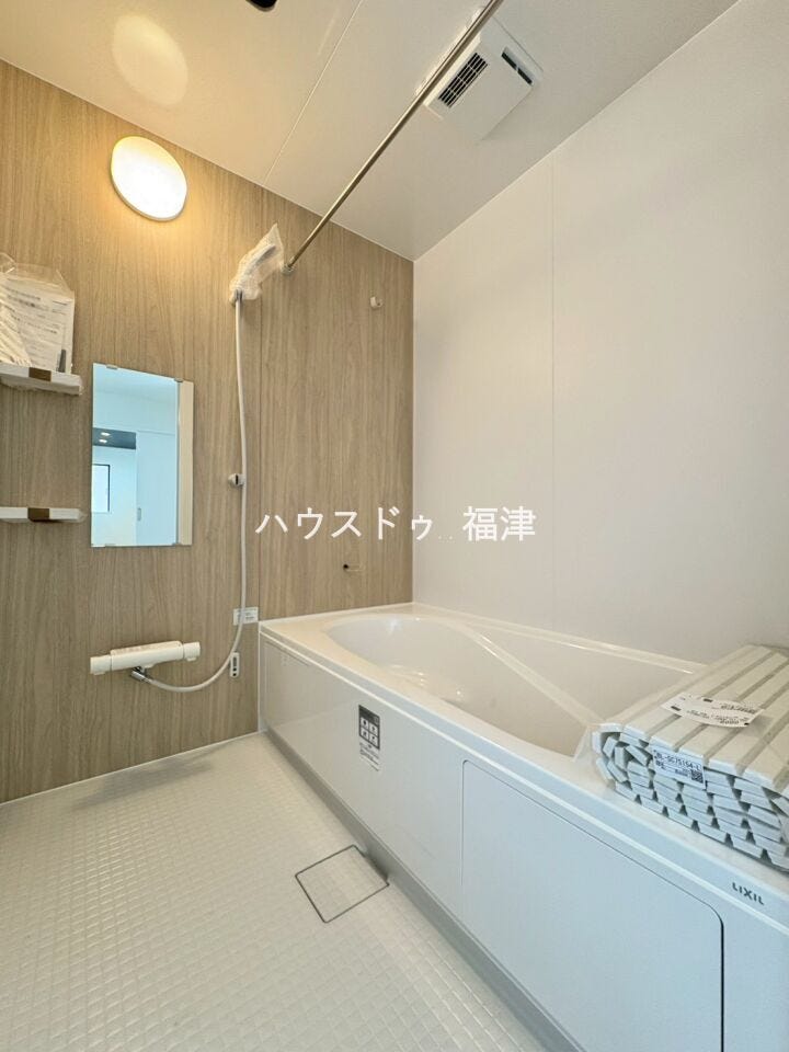 ゆとりのある浴室。足を伸ばしてご入浴いただけます。
1日の疲れを存分と癒してください。
《宗像市原町 新築戸建》