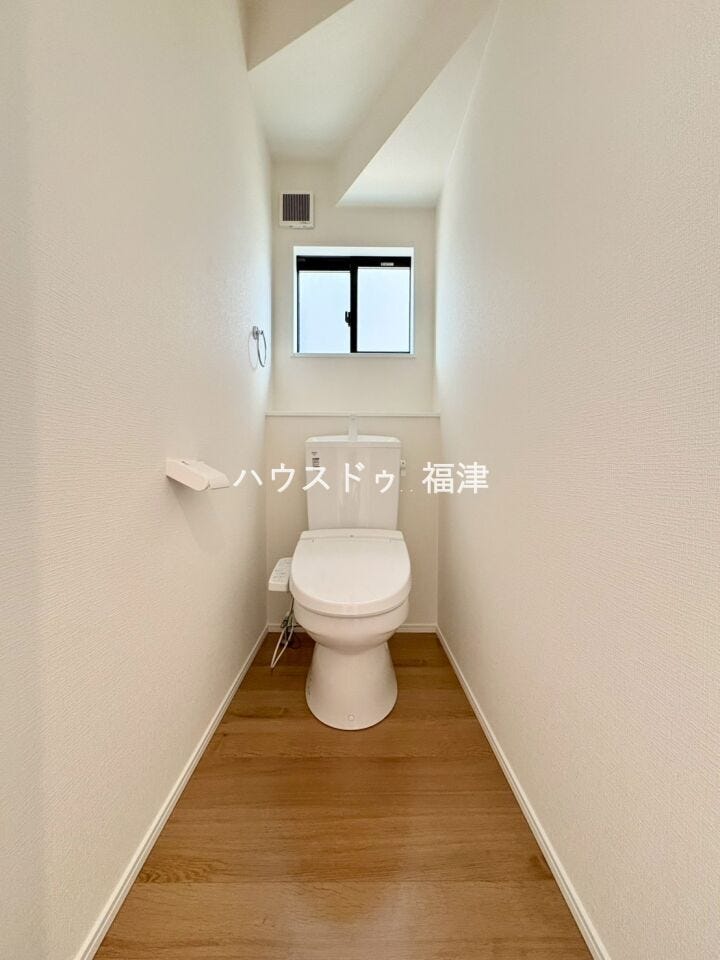 キズが付きにくく、汚れの付着を軽減、菌の繁殖を抑える
ハイパーキラミック仕様♪
暖房便座で、冬場も暖かいです♪
《宗像市原町 新築戸建》