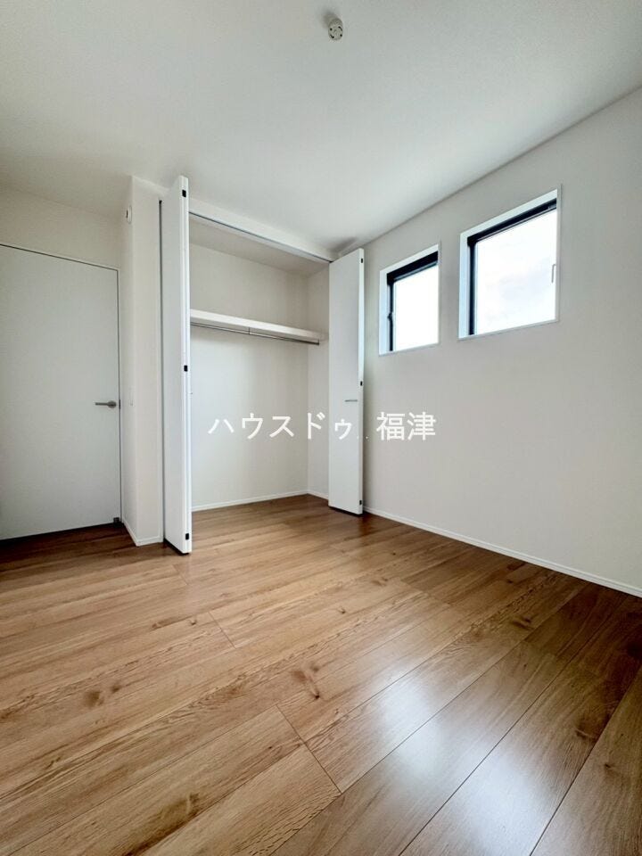 約5.2帖の洋室です♪
全居室収納付きで、お部屋が綺麗に保てます。
《宗像市原町 新築戸建》