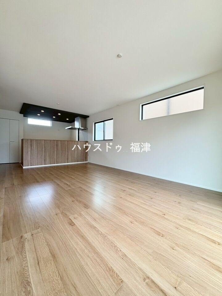広々としたリビングは、ホワイトと木目調の内装。
落ち着いた雰囲気に包まれて、
ゆったりと家族団らんのひとときを過ごせます♪
《宗像市原町 新築戸建》