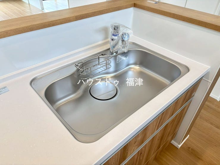 大きめのシンクで洗い物のストレス削減!
蛇口の先端に浄水器を内蔵しているため場所をとりません。
《宗像市原町 新築戸建》