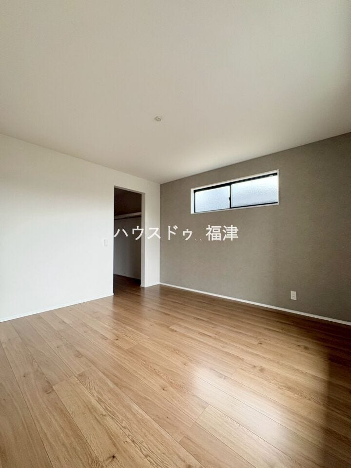 約8.5帖の洋室です♪
バルコニーに面しており、明るい室内です。
《宗像市原町 新築戸建》