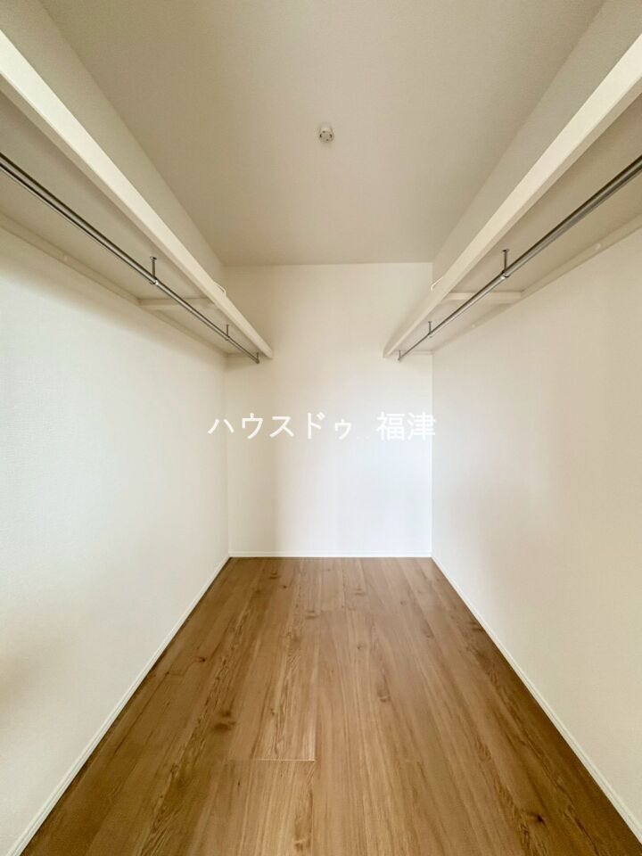 ウォークインクローゼットを完備。
お子様のアルバムや、趣味の道具・季節物の家電製品など、
お荷物が多い方でも安心のスペースです♪
《宗像市原町 新築戸建》