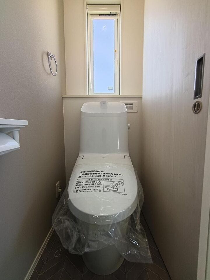 2階トイレはウォシュレット付きで快適性に配慮。採光窓を設け、明るく清潔感のある空間です。