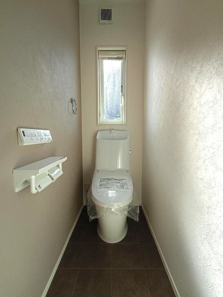 清潔感のあるトイレ空間。すっきりとした内装で、日々の使用にも配慮された落ち着いた仕上がりです。