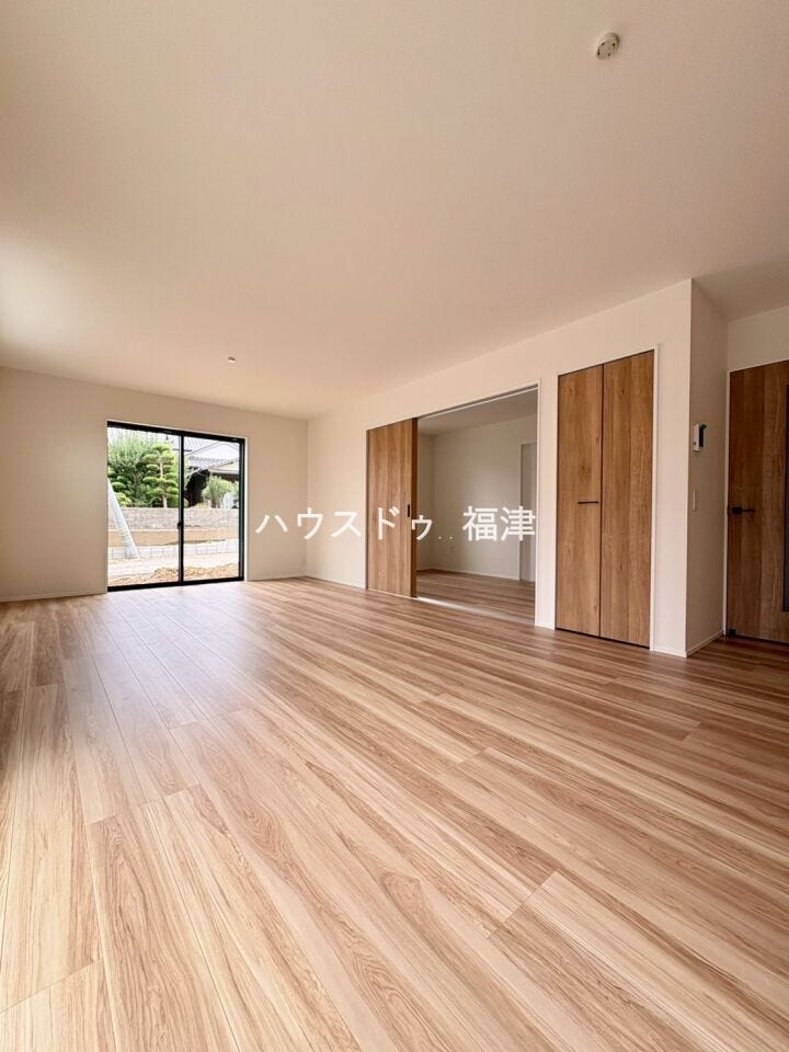 大きな窓から心地よい光が差し込むリビング。
明るい空間で、ご家族との会話も弾みそうですね。
外から見えにくい設計で、プライバシーにも配慮されています。
《宗像市原町 新築戸建》