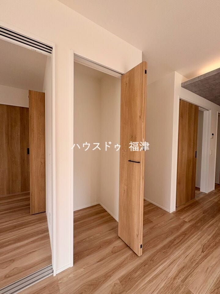 リビング収納、パントリー付き!
調理家電やお皿など、乱雑になりがちなキッチンを
すっきりまとめてくれます。
《宗像市原町 新築戸建》