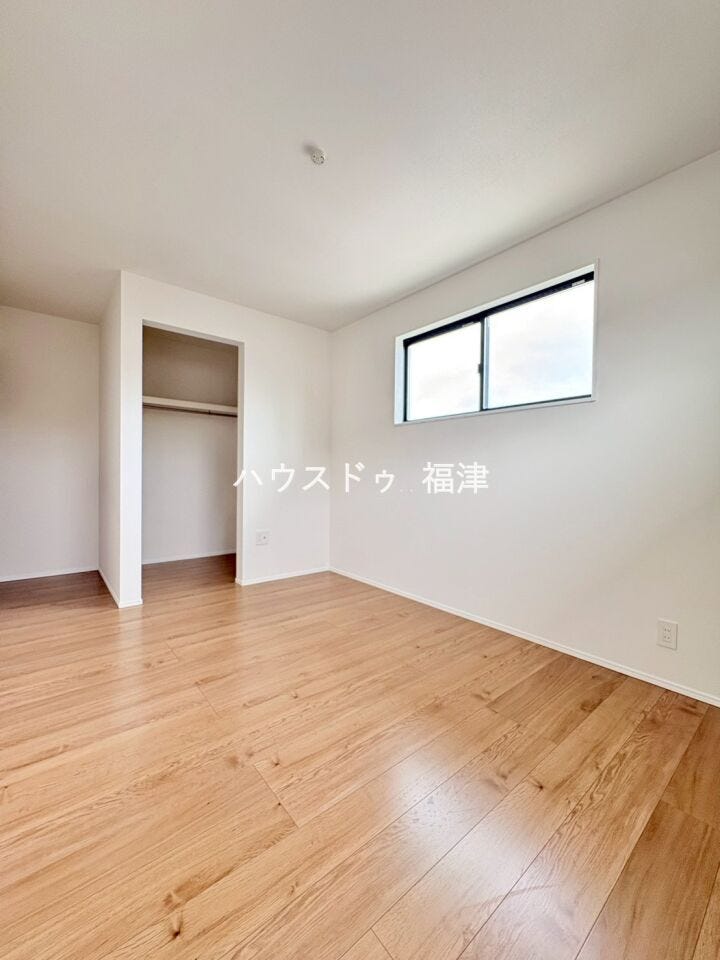 約6.7帖の洋室です♪
全居室収納付きで、お部屋が綺麗に保てます。
《宗像市原町 新築戸建》