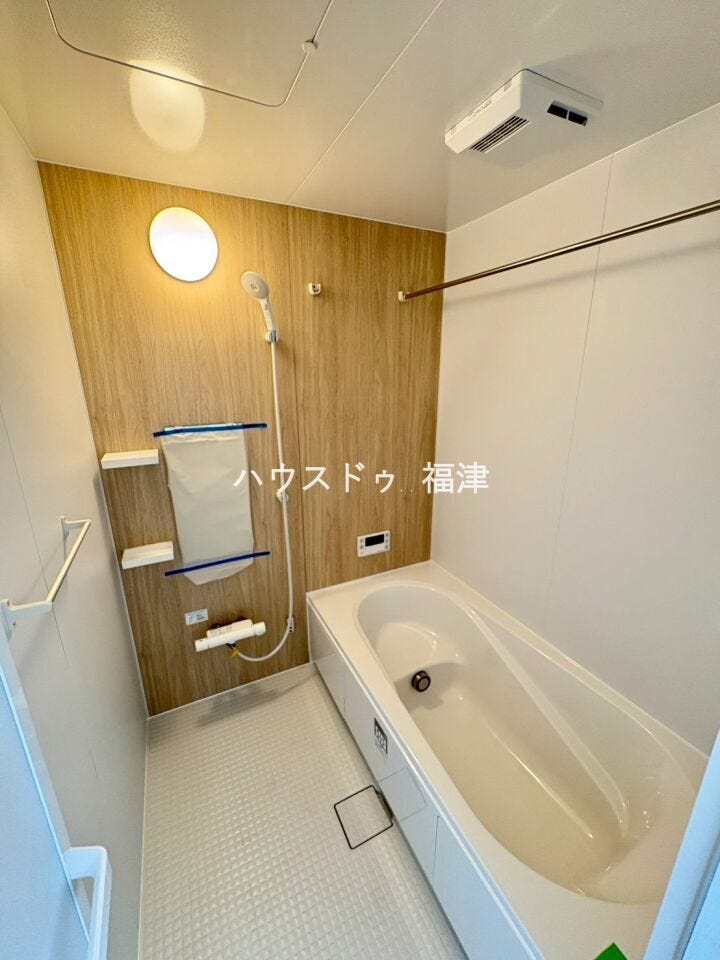 ゆとりのある浴室。足を伸ばしてご入浴いただけます。
1日の疲れを存分と癒してください。
《宗像市原町 新築戸建》