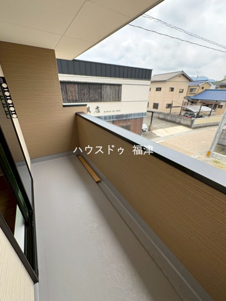 洗濯物を干す以外にも、テーブルとチェアを置いてお酒を楽しんだり、読書を楽しんだりするスペースとして使うのもオススメです。
《宗像市原町 新築戸建》