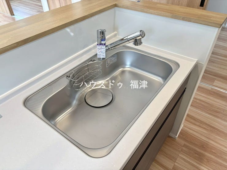 大きめのシンクで洗い物のストレス削減!
蛇口の先端に浄水器を内蔵しているため場所をとりません。
《宗像市原町 新築戸建》
