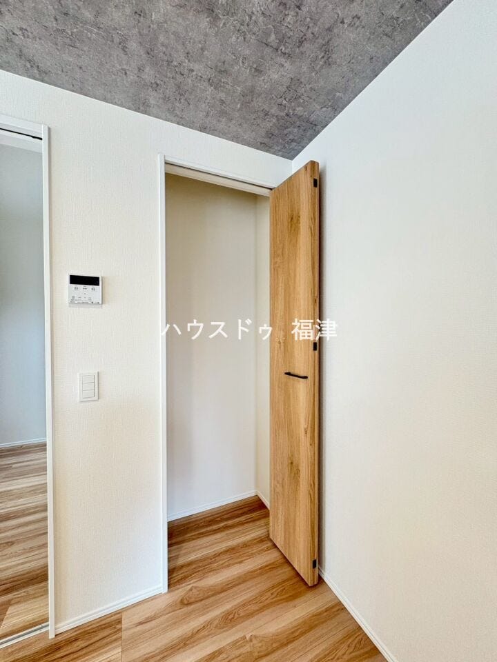 食品ストックや調理家電、日用品の保管に便利なパントリー。
まとめ買いにも対応しやすく、
キッチンまわりを整理しやすい収納スペースです。
《宗像市原町 新築戸建》