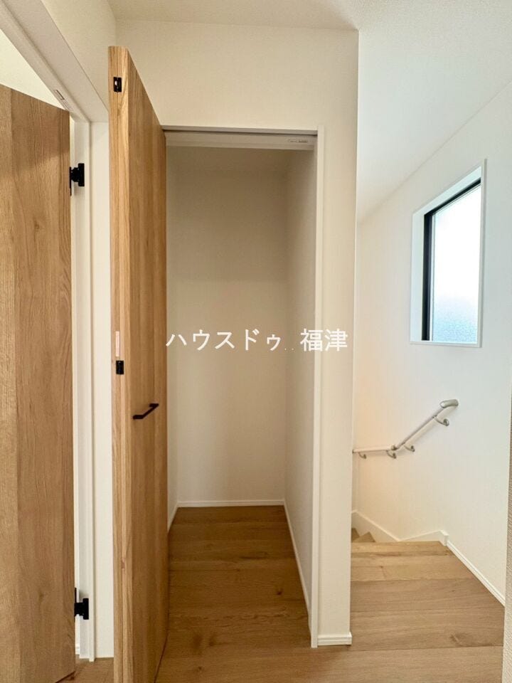 便利な廊下収納付き♪
収納が多いとリビングや居室の床面がいつでもスッキリするため、
普段の掃除機や雑巾がけも楽ちんです♪
《宗像市原町 新築戸建》