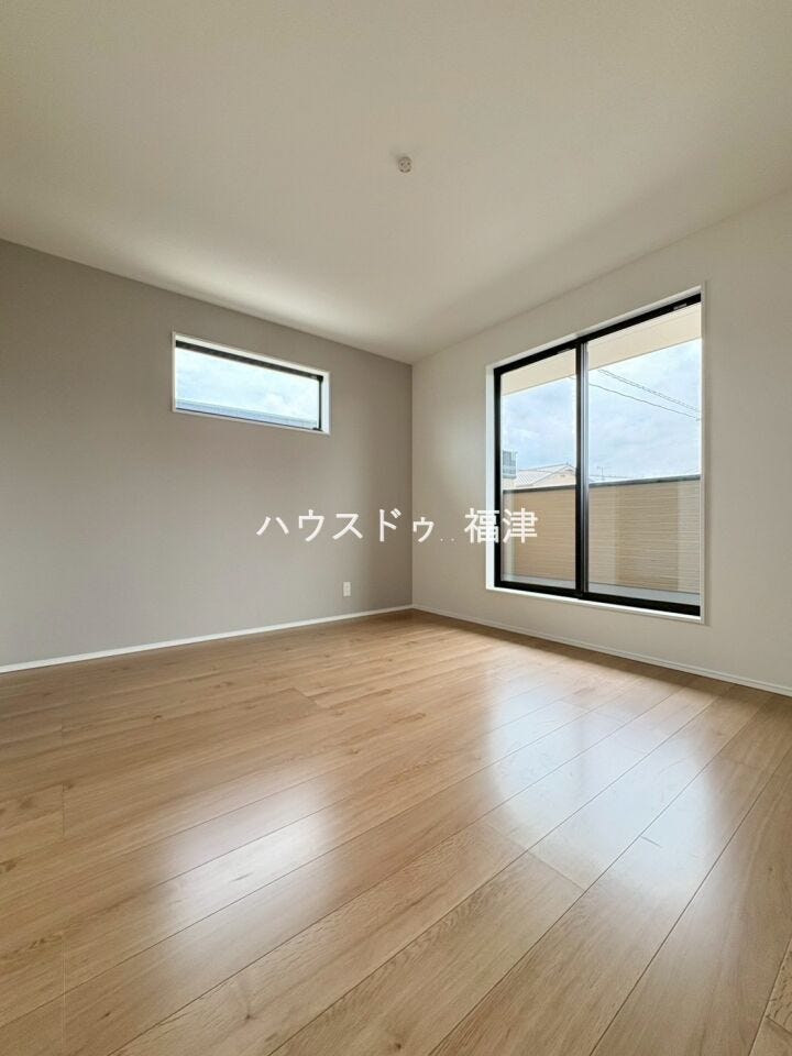 約8.5帖の洋室です♪
バルコニーに面しており、明るい室内です♪
《宗像市原町 新築戸建》