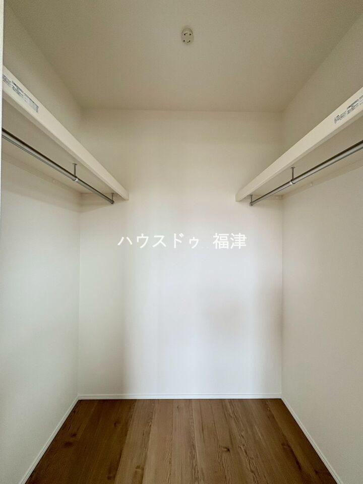 ウォークインクローゼットを完備。
お子様のアルバムや、趣味の道具・季節物の家電製品など、
お荷物が多い方でも安心のスペースです♪
《宗像市原町 新築戸建》