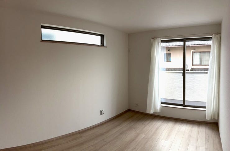 白色を基調とした清潔感のある明るいお部屋です。窓からは光が差し込み、毎朝気持ちよく目覚めることができそうですね。