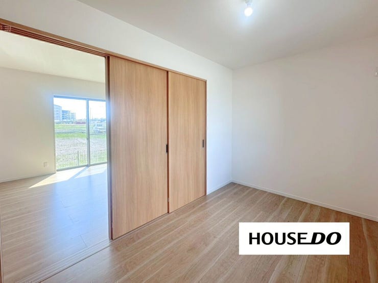 5帖の洋室は客間としてや、作業場として使えて便利です◎