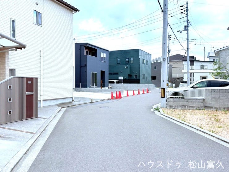 周辺は住宅が並ぶ平坦なエリアで、幹線道路から少し入った落ち着いた環境です。車の往来が激しい大通りに面していないため、お子様の登下校時や日々の生活において、静かで安全な住環境が整っています。