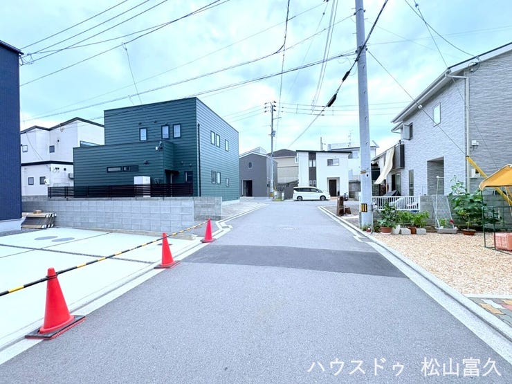 前面道路の幅員は5.3メートル確保されています。一般的な住宅地において、車同士のすれ違いも十分に可能な広さとなっており、運転が苦手な方でも焦らずに駐車や出入庫ができる、安心感のある道路環境です。