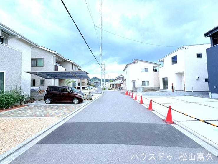 前面道路の幅員は5.3メートル確保されています。一般的な住宅地において、車同士のすれ違いも十分に可能な広さとなっており、運転が苦手な方でも焦らずに駐車や出入庫ができる、安心感のある道路環境です。
