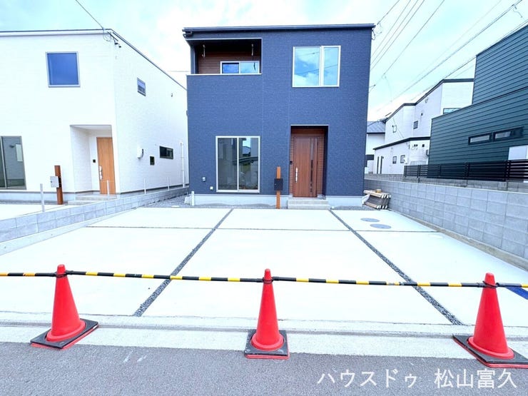 スタイリッシュな外観ながらも、玄関まわりには大容量の土間収納を配置するなど、機能性を重視しています。家族の荷物をすっきり隠せる設計が、家の顔である外観の清潔感と美しい佇まいをより一層引き立てます。