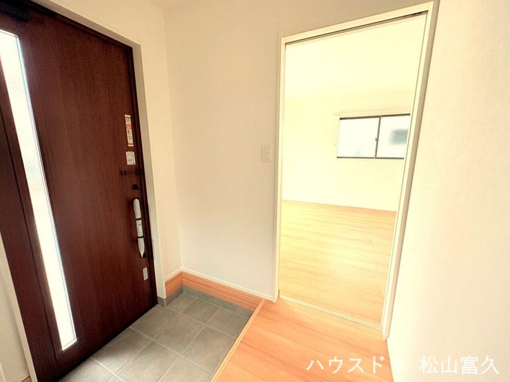 明るく広々とした玄関は、訪れる人を温かく迎え入れる心地よい空間です。シンプルで使いやすい動線設計により、毎日の外出や帰宅がスムーズ。住まいの顔として、清潔感とゆとりを両立させました。