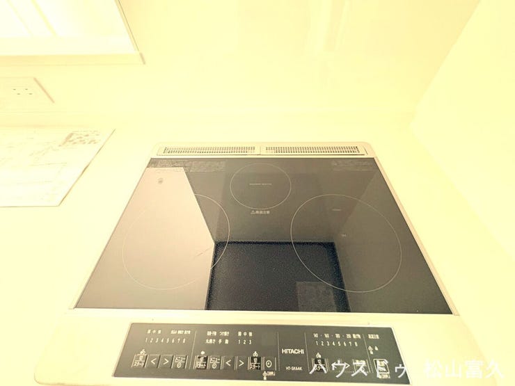 火を使わないオール電化仕様のIHコンロを採用しています。フラットなガラストップ構造のため、汚れてもサッと拭くだけで掃除が完了。火災のリスクも低く、小さなお子様がいるご家庭でも安心です。