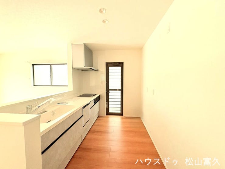 洗浄から乾燥まで自動で行う食洗機を標準装備しています。毎日の面倒な洗い物時間を大幅に短縮できるため、食事後のくつろぎタイムや家族との団らんをゆったりと楽しむことができます。