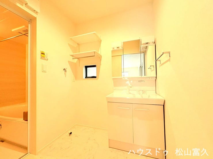 使い勝手の良いシャワー付洗面化粧台を採用しており、毎朝の身支度はもちろん、洗面台での手洗いや掃除もスムーズに行えます。機能性に優れたデザインで、忙しい家族の快適なリラクゼーションタイムを支えます。
