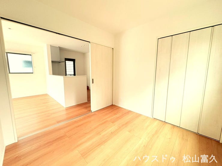 LDKと隣接しており、小さなお子様のプレイルームや、家事をしながら目が届くキッズスペースとして最適です。来客時にはゲストルーム、将来的には寝室としても活用でき、ライフスタイルに合わせて幅広く使えます。