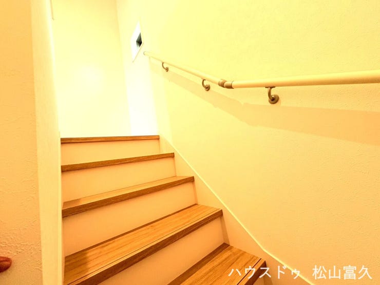 家族が毎日安心して利用できるよう、安全性にこだわった設計の階段です。リスクを抑えた勾配と、手すりを備えた歩きやすい形状で、小さなお子様からご年配の方まで、誰もが無理なく昇り降りできる移動空間です。