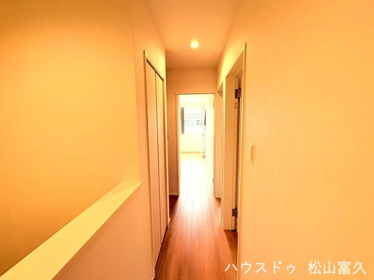 各居室へスムーズにつながる2階ホールは、開放感があり、室内環境を整える役割も果たします。共有スペースとしてだけでなく、収納活用など、家族のライフスタイルに合わせ柔軟に使えるゆとりが魅力です。