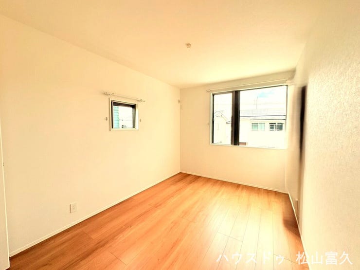 それぞれの部屋に独立した収納を完備しており、自分の持ち物をしっかり管理できます。お子様一人ひとりが自分の空間を持ち、学習や趣味に集中できるため、健やかな成長を育むための落ち着いた環境が整っています。