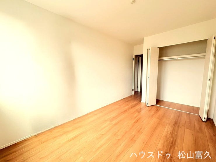 各居室に窓を配置し、自然光をたっぷりと取り込める明るい設計です。風通しも良好で、日中は爽やかに、夜は静かに過ごせるため、お子様が長時間過ごす場所としても快適で健やかな室内環境が保たれています。