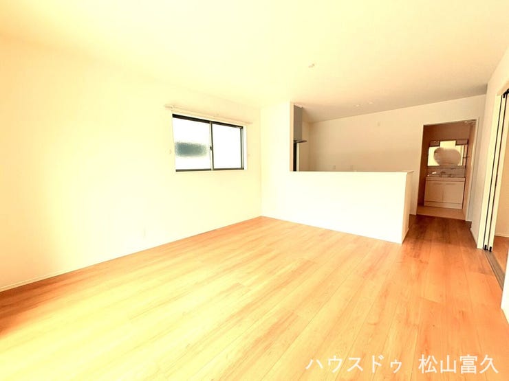 15.1帖の広さを確保したLDKは、家族が自然と集まる家の中心です。家具をゆったり配置しても窮屈さを感じさせず、食事や団らんの時間をのびのびと過ごせる、開放感あふれる心地よい空間を実現しています。