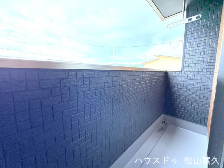 主寝室から直接アクセスできるため、洗濯物を持って各部屋を移動する手間が省け、日々の家事負担を大幅に軽減します。日当たりと風通しも良く、布団干しやリフレッシュスペースとしても快適に活用できる空間です。