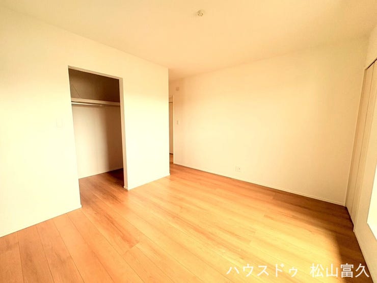 広さだけでなく、将来的な寝具の配置変更や、ちょっとしたデスクを置いて趣味のスペースにするなど、ライフスタイルの変化にも柔軟に対応できる設計です。