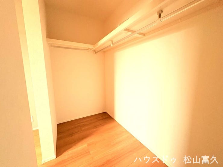 主寝室に備えられたウォークインクローゼットは、衣類から季節のアイテムまでたっぷり収納可能です。衣類をハンガーに掛けたまま管理できるため、身支度がスムーズになり、お部屋を常にすっきり保てます。