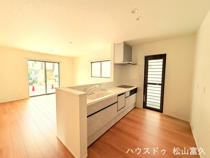 給湯や調理などすべてを電気でまかなうオール電化を採用しています。ガス代がかからないためランニングコストが抑えられるだけでなく、光熱費の管理が一本化できるという家計にも優しいメリットがあります。