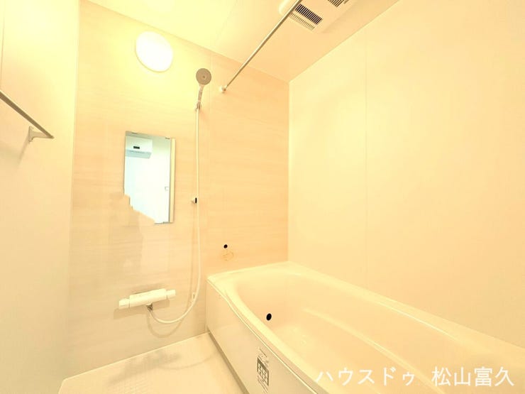 一日の疲れを癒やす浴室は、足を伸ばしてくつろげる広さを確保し、快適な入浴タイムを実現します。高い断熱性とメンテナンス性を備えた設備により、いつでも清潔で温かく、心安らぐ空間です。