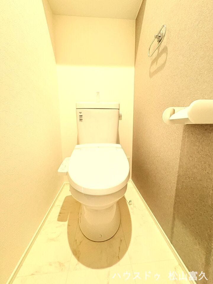 節水効果に優れた機能的な設備を採用し、お手入れのしやすさにも配慮しました。便器まわりがスッキリとした設計で、汚れが溜まりにくく清潔さを保ちやすいのが魅力です。