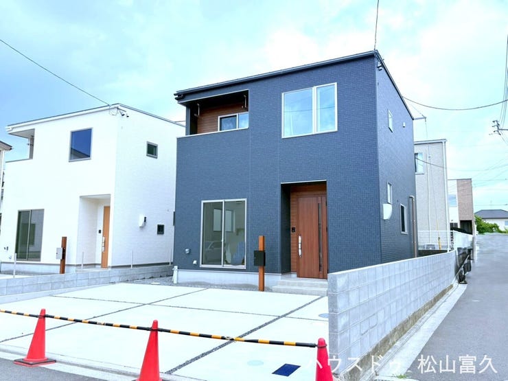 屋根には太陽光発電システムを最適に配置できる設計がなされています。発電効率を最大化する形状でありながら、住宅全体のフォルムを崩さないスマートな仕上がり。環境と家計に貢献する先進的な屋根の形です。