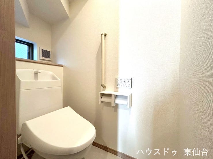トイレはシンプルなデザインでお掃除もしやすそうです♪