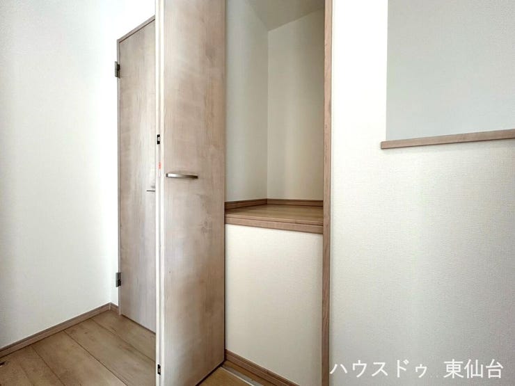 階段脇のデッドスペースを有効活用。日用品のストックにも便利な収納付き。