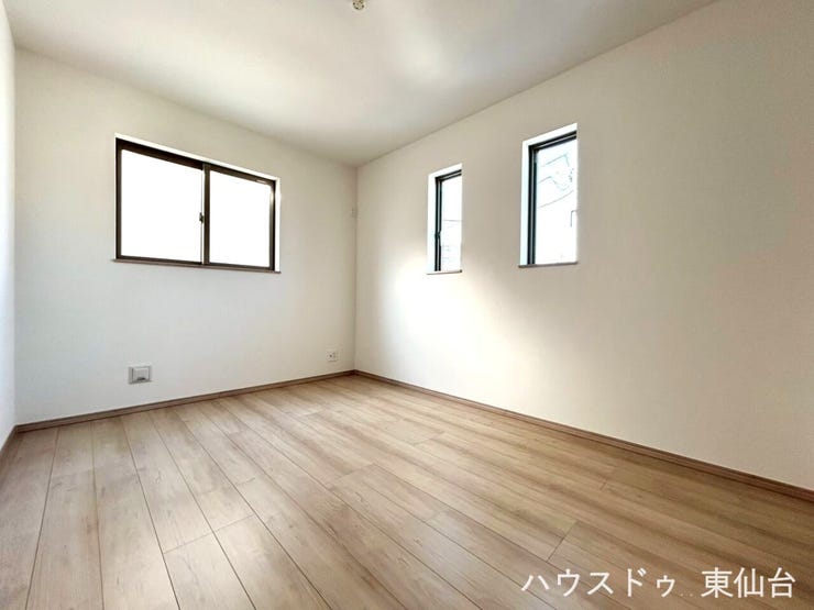 2面採光で日差したっぷりの洋室、書斎や子供部屋にピッタリです。